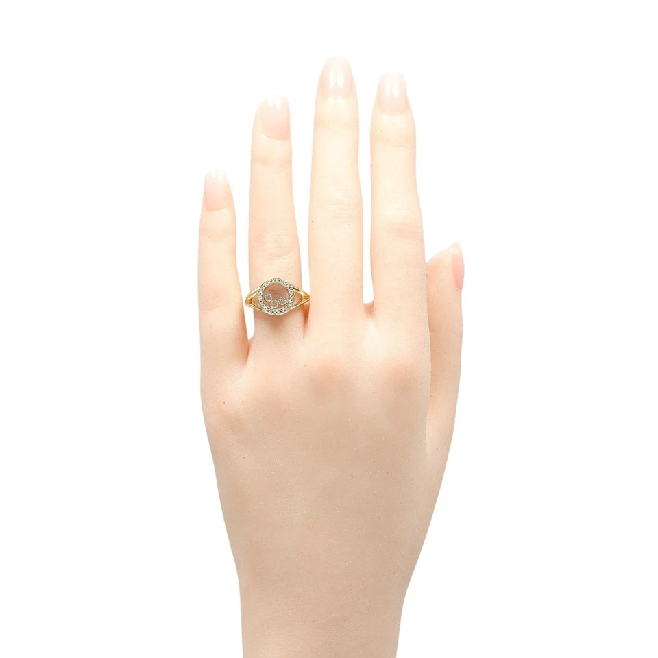 Anillo redondo Chopard Happy Diamonds, talla 11, oro amarillo de 18 quilates con diamantes, aplicación Foto 2 de 4