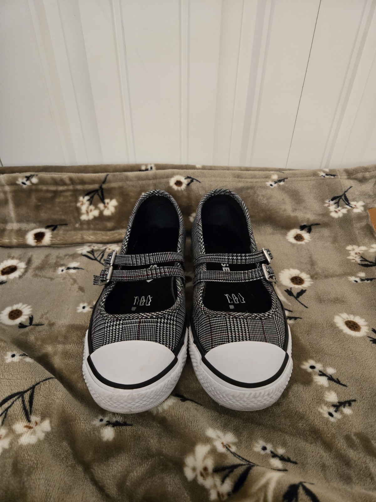 Converse Dainty Mary Jane Sneaker - Women's size 7 thumbnail 2