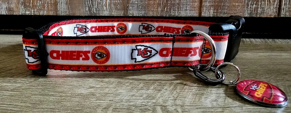 Collar de perro ajustable Kansas City Chiefs pequeño con etiqueta extraíble Foto 2 de 4