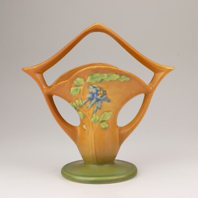 Roseville Vintage Pottery Columbine Basket, Shape 365-7, Sand
