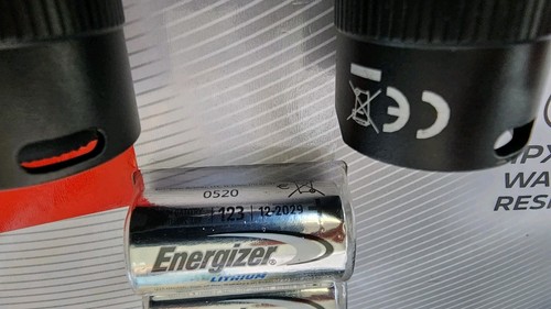Linternas Energizer resistentes al agua 300 lúmenes TAC300 CR123 litio paquete de 2 - Imagen 5 de 5