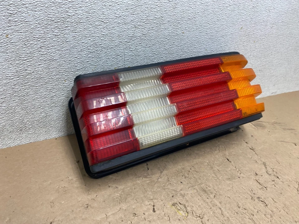 Luz trasera lateral del pasajero derecho Mercedes-Benz W126 1986 a 1991 OEM R6606 DW Foto 3 de 4