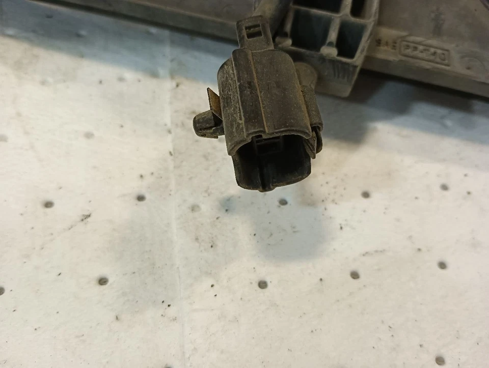 Condenser Fan Motor Assembly from 2002 Subaru Legacy 11238389 - Image 4 of 4