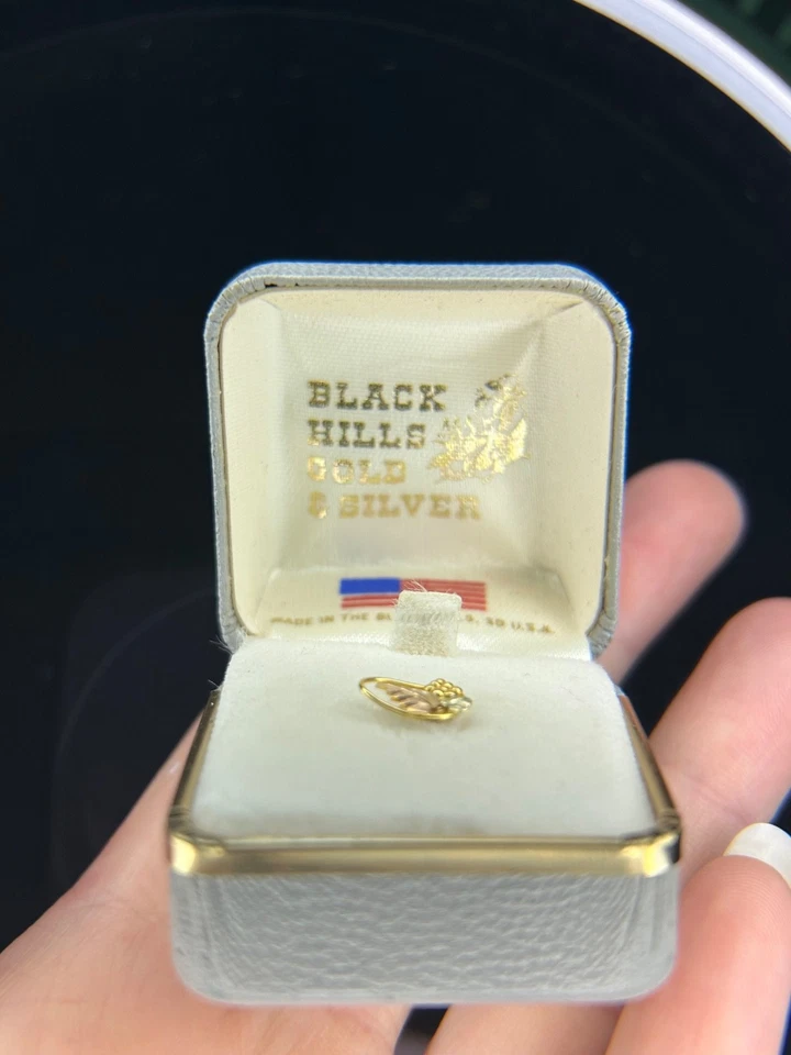 Vintage 10K Black Hills Gold & Silver Tie Tack Pin w/ Chain Clasp Original Box - Image 2 of 4