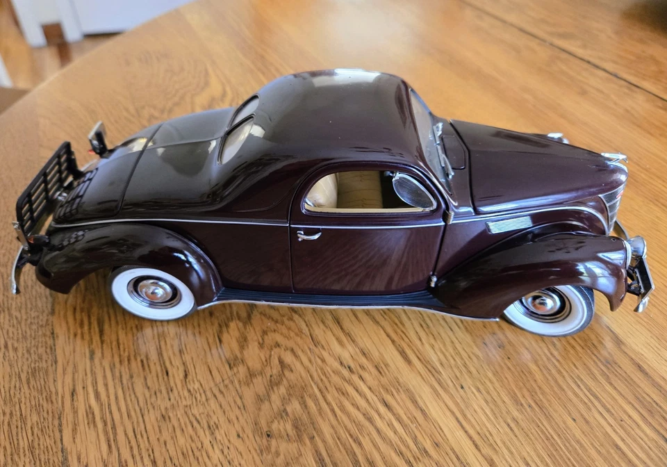 Lincoln Zephyr 1937 escala 100 1/18 Precision Collection diecast Ford Motor Co. Foto 2 de 4