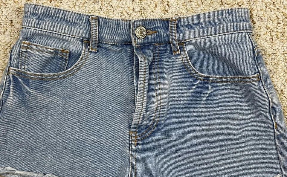 Pantalones cortos de mezclilla elásticos Forever 21 talla 24 (cintura 28") Foto 2 de 4