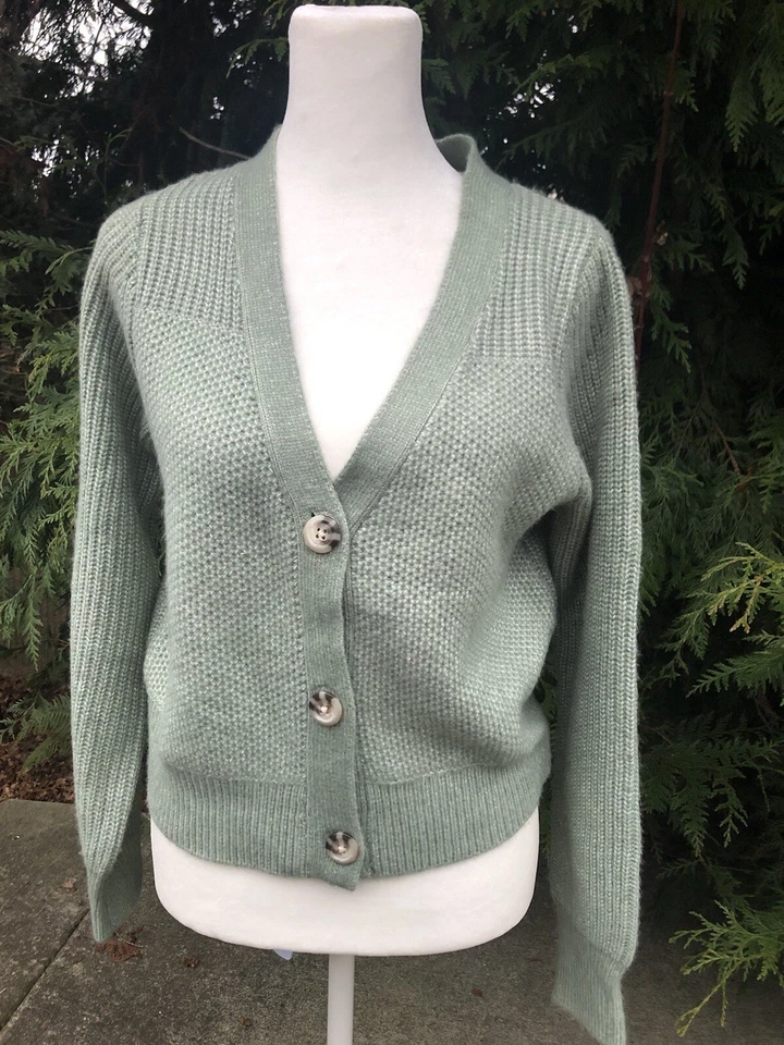 Nuevo con etiquetas Cárdigan Recortado Sincerely Jules Medio Verde Salvia 3 Botones Manga Larga