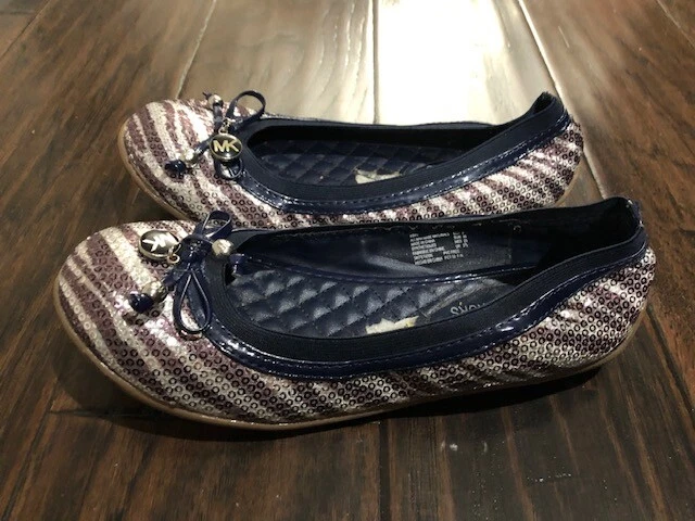 Zapato Michael Kors Kory Ballet Plano Talla 3 Plateado Lentejuelas Arco Punta Redonda Azul Marino Cebra Foto 3 de 4