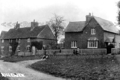 evv-21 Green & Cottages, Hillesden nr Steeple Claydon, Buckinghamshire. Photo