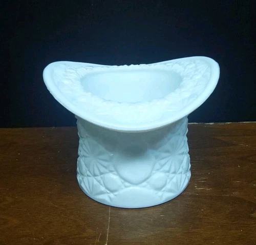 Vintage 1960's Fenton Milk Glass Top Hat - Daisy & Button Pattern 3 3/8"
