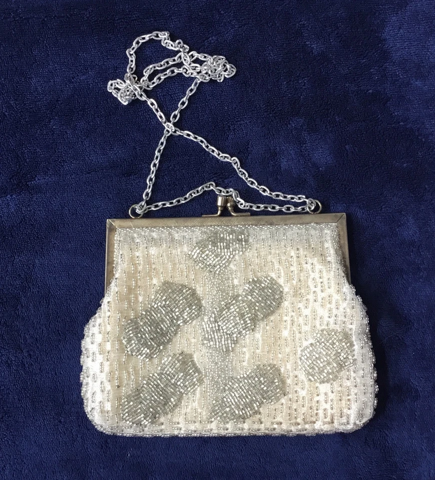 Bolso de Mano/Cartera Vintage Richere Blanco/Gris Con Cuentas Hecho en Hong Kong Años 50’s Foto 2 de 4