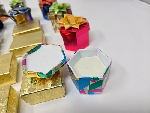 LOTE de 26+ Cajas de Regalo Pequeñas Llenas de Algodón Color Dorado Anillo Joyería Caja de Cartón - Imagen 13 de 17