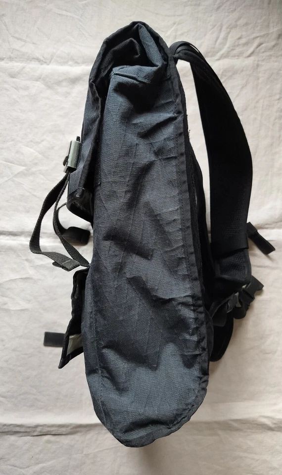 Mochila Mission Workshop Sanction AP 20L MUITO BOA, cinza com interior branco - Imagem 2 de 4