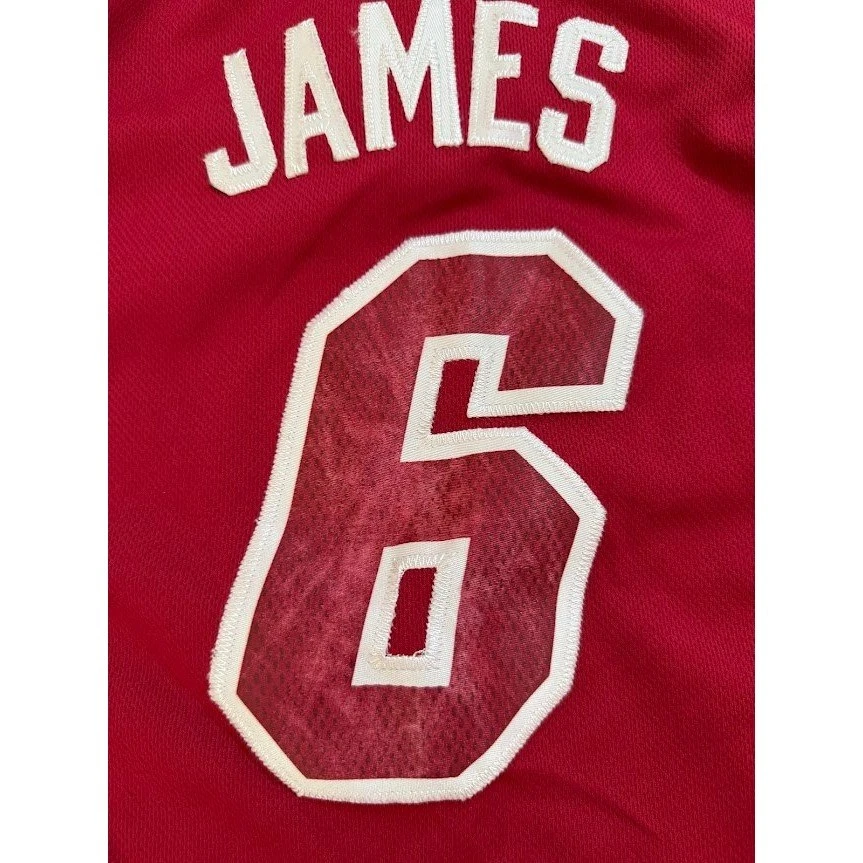 Camiseta deportiva de baloncesto Miami Heat Lebron James #6 Adidas NBA día de Navidad roja niños M Foto 4 de 4