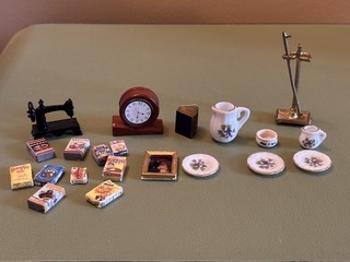 Eine Sammlung verschiedener Puppenstubenartikel Uhr Nähmaschine usw.