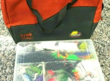 ASSORTED FISHINGS LURES IN A PLANO 3700 BOX W/ CARRYING BAG NEW (117993-7 FF-14)
