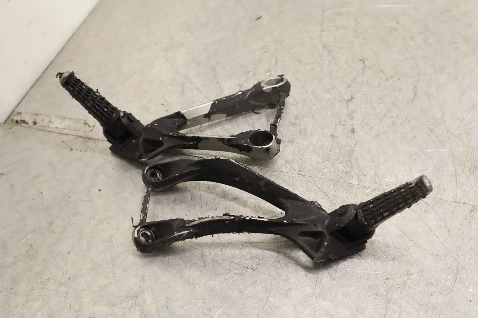 KAWASAKI 2005 2006 NINJA ZX6R ZX6RR OEM JUEGO DE CLAVIJAS TRASERAS PARA PASAJERO PAR Foto 2 de 3