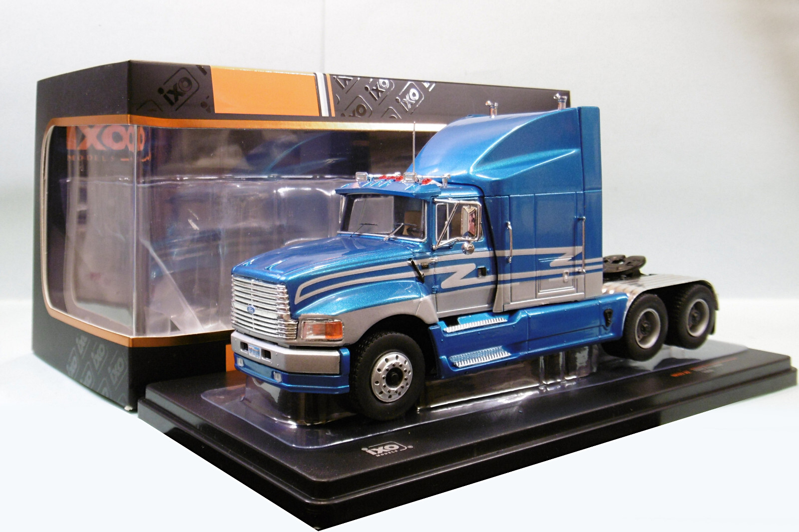 Ford Aeromax 1990 miniature Ixo TR127.22 en métal injecté bleu 1/43 haut de gamme