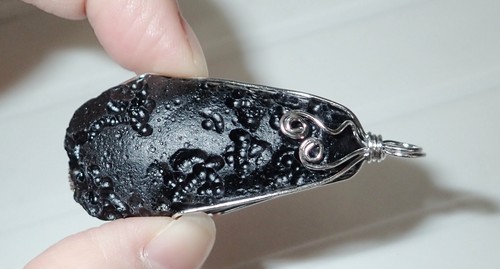 Colgante de piedra tectita negra con cable de plata 26 gramos 45x23x21 mm - Imagen 3 de 6