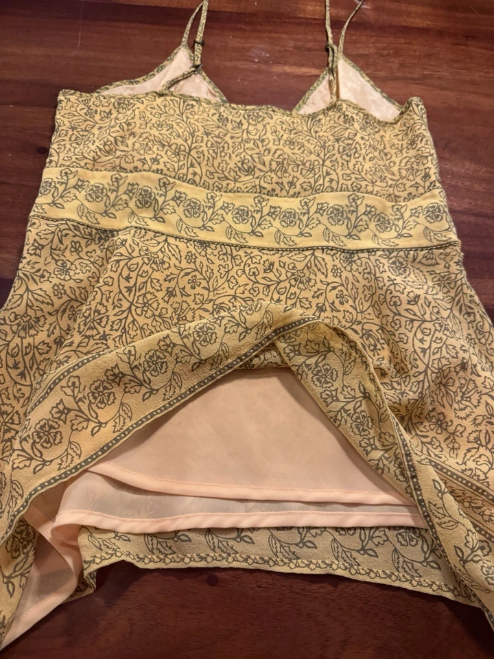 Top Cami de seda con cuello en V floral amarillo Banana Republic dobladillo mordedura de tiburón talla 2 para mujer Foto 2 de 4