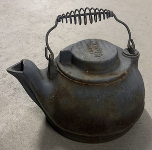 Antique Wagner Ware 9.5" Cast Iron Tea Kettle Teapot  w/ Spiral Wrap Handle