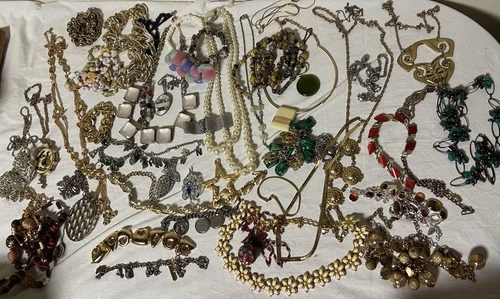 Vintage Costume Jewelry Lot 108 Pieces: Necklaces Brooches Bracelets Beads