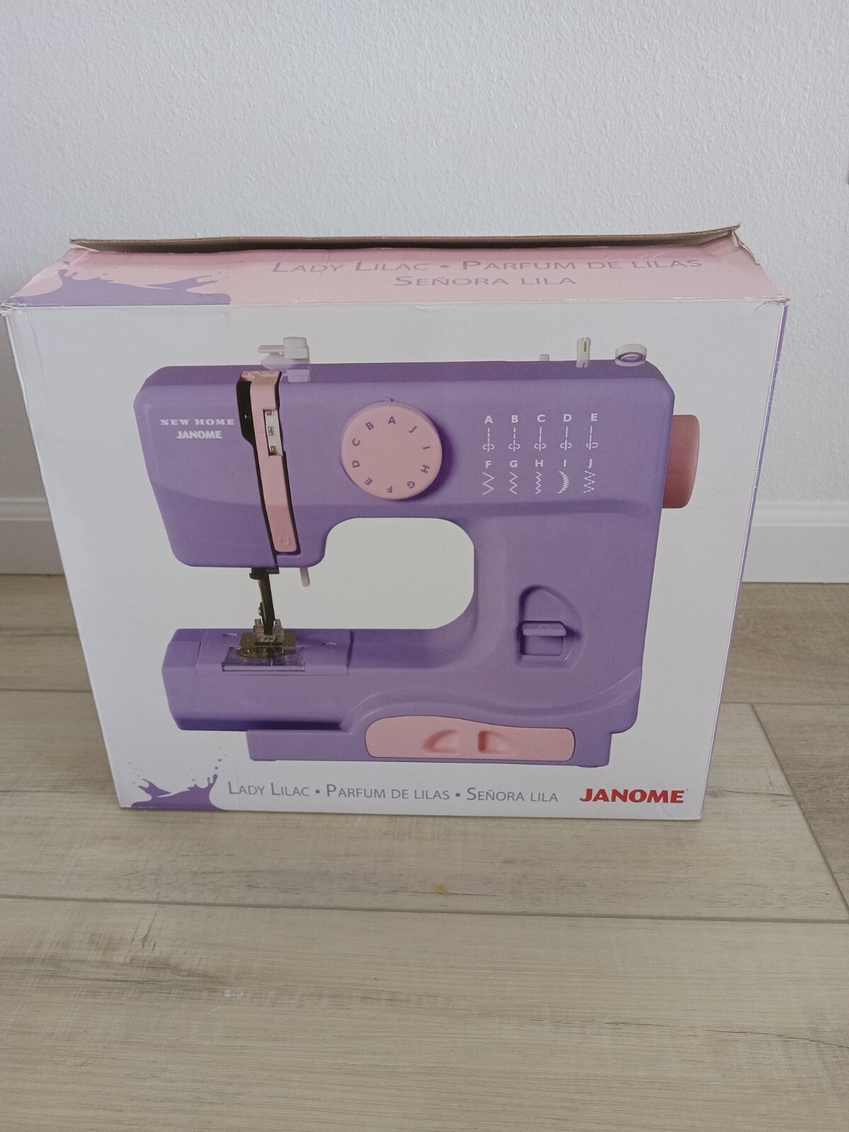 Janome Lady Lilac Electric Sewing Machine with Pedal 10 Stitches 525B