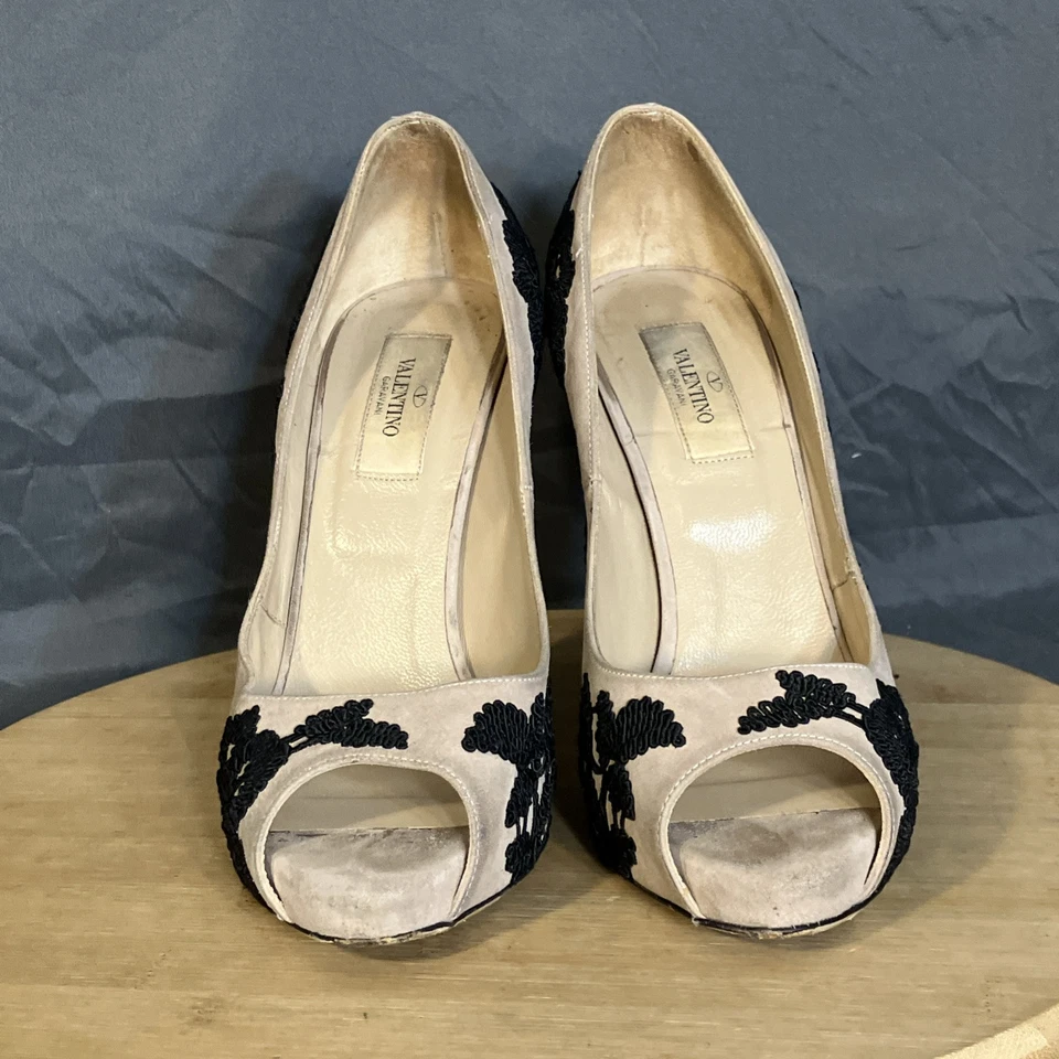 Zapatos de salón Valentino Garavani de encaje con punta abierta 7,5/38 lavanda/negro gamuza plataforma tacones Foto 2 de 4