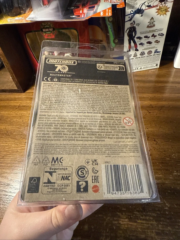 MATCHBOX 2023 ROUTEMASTER BUS 70 ANOS ANIVERSÁRIO COM PROTETOR - Imagem 4 de 4