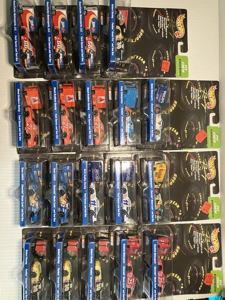 1999 Hotwheels Pit Crew Team Racing Lot of 19. 1:64 - Image 1 of 4