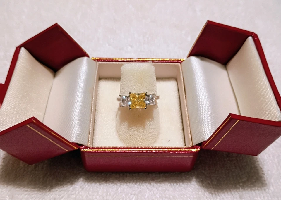 Anel feminino de ouro branco 14kt corte princesa citrino amarelo e branco CZ tamanho 6 - Imagem 4 de 4