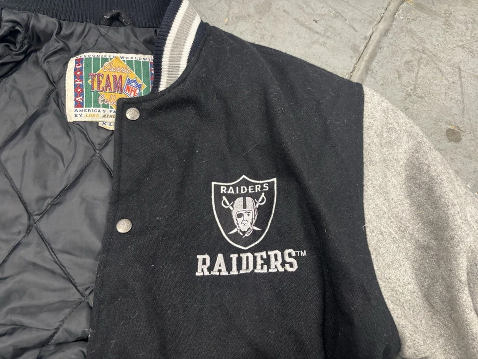 Мужская винтажная куртка-бомбер NFL Raiders размер XL, небольшой разрыв в нижней части пояса - Изображение 4 из 4