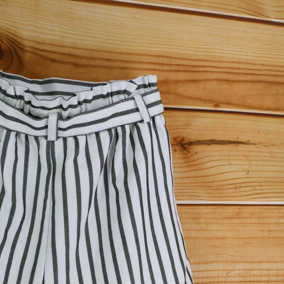 Forever 21 纸袋短裤腰带打褶女式 M 白色黑色条纹高腰 — 第 3/4 张图片