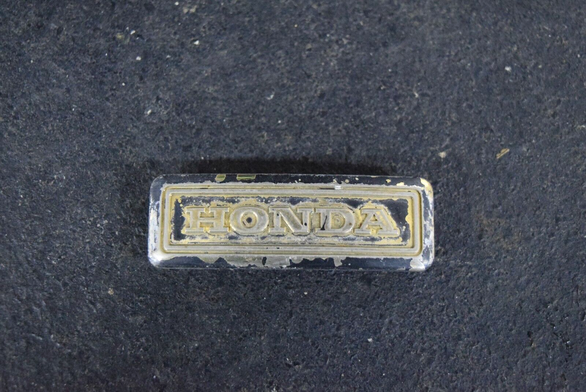 HONDA 1982 1983 VF750S V45 SABRE 1984 VF700S SEAT REAR COWL EMBLEM HONDA 1982 1983 VF750S V45 SABRE 1984 VF700S SEAT REAR COWL EMBLEM