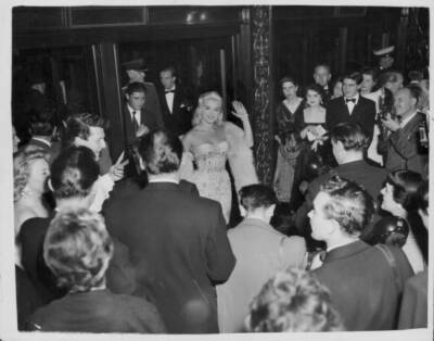 Actress Diana Dors waving arrives premiere film 'Yield Night' C- 1956 Old Photo
