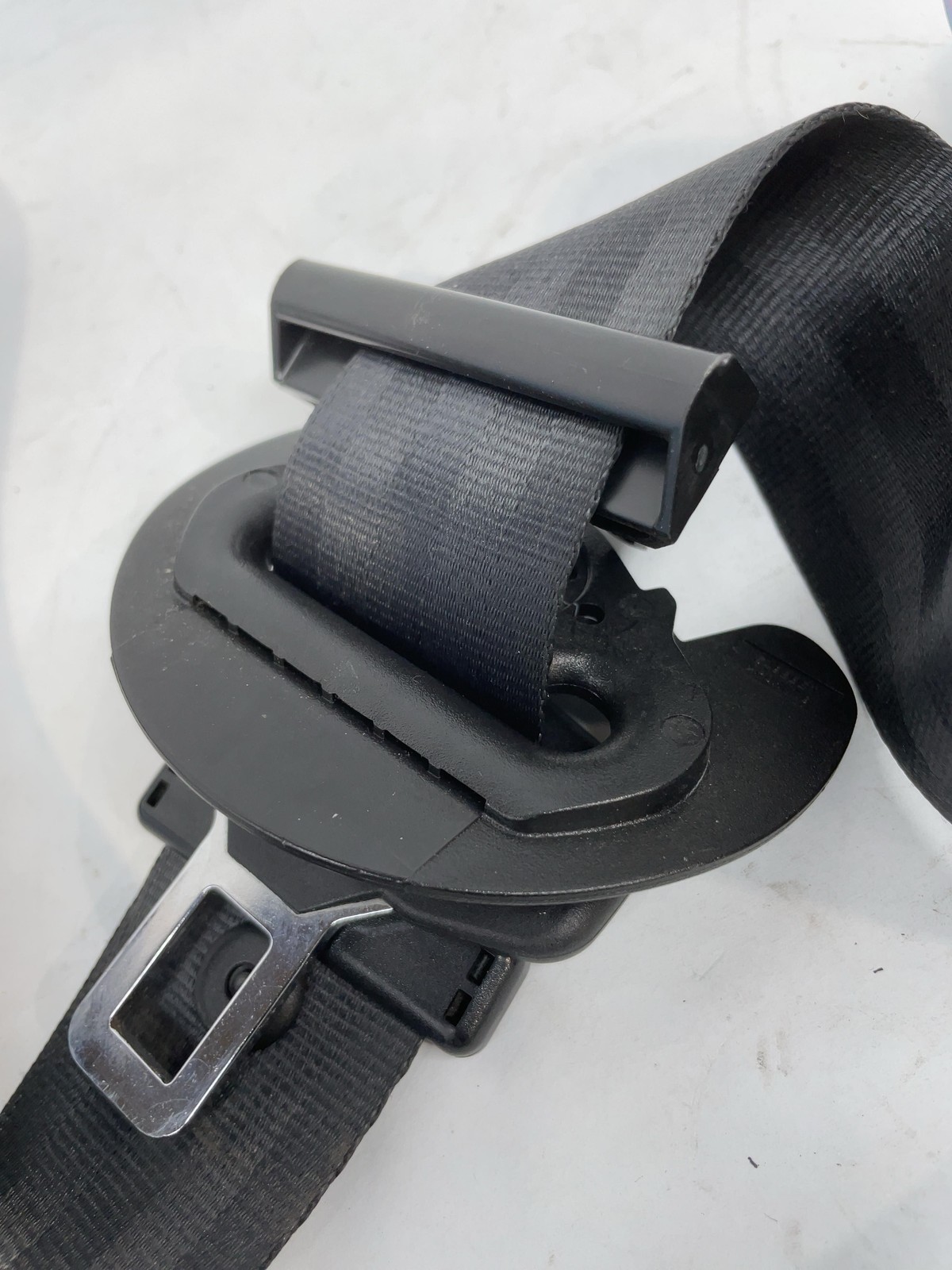 2014 Maserati Quattroporte S RH Passenger Front Seat Belt Buckle 622239100 OEM
