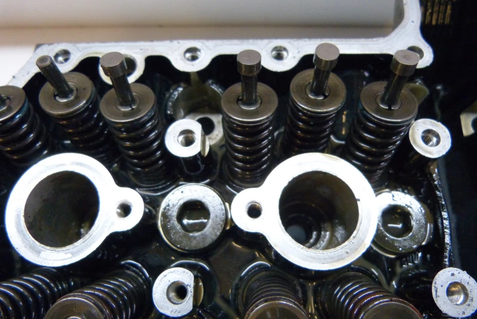 Yamaha FZR 1000cc 1988 Cylinder head and cam case - Image 4 of 4