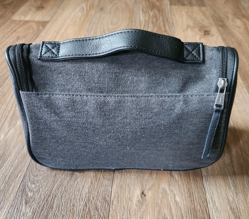 John Varvatos Travel Toiletry Bag. Gray 10"×7"×4" in Dimensions - Image 4 of 4