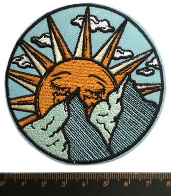 Bestickter Aufnäher Bügelbild Vintage Sonnenstrahlen Berge Klettern Happy Natur Schnee