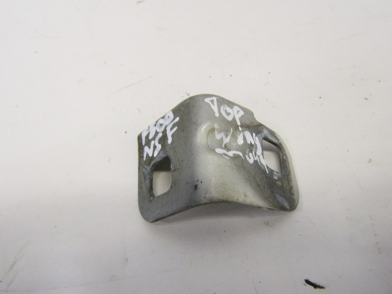 FIAT 500 2008-15 NEARSIDE/PASSENGER/LEFT FRONT TOP WING MOUNT              #6285