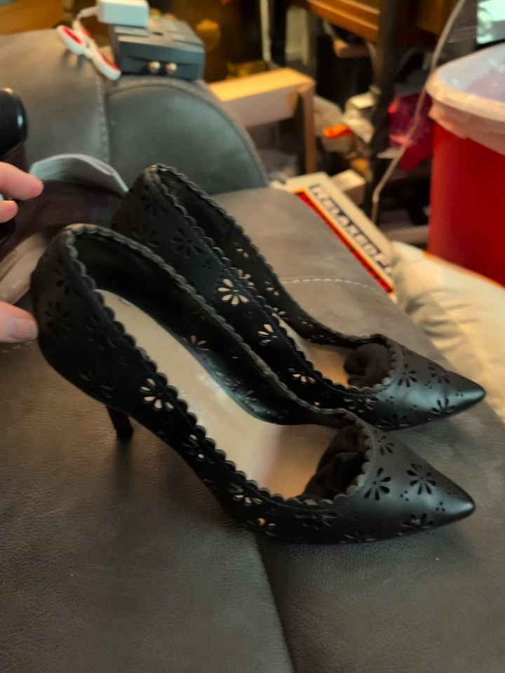 Salto alto feminino LC Lauren Conrad floral recortado preto biqueira pontiaguda tamanho 8,5 M - Imagem 3 de 4