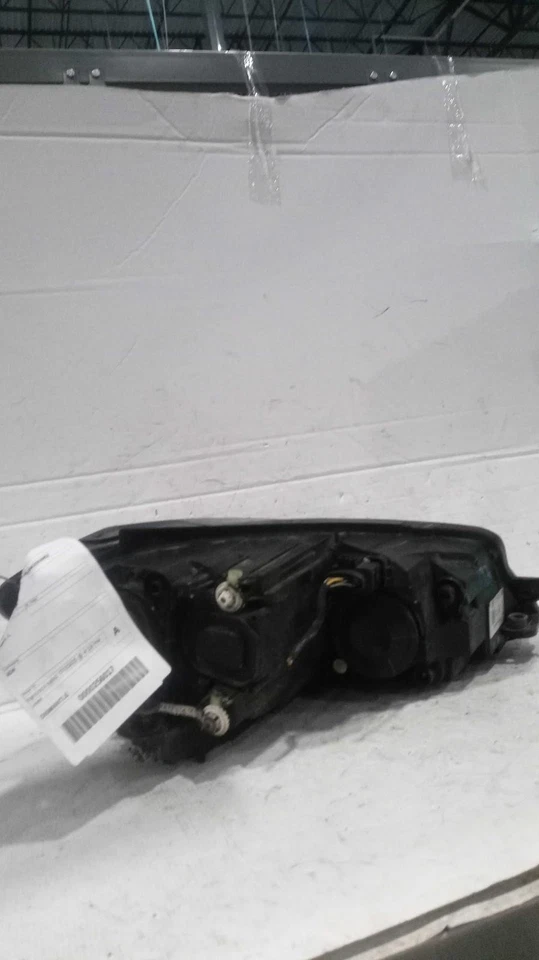 Used Left Headlight Assembly fits: 2018 Volkswagen Golf gti Hatchback Base L. Le - Image 2 of 4