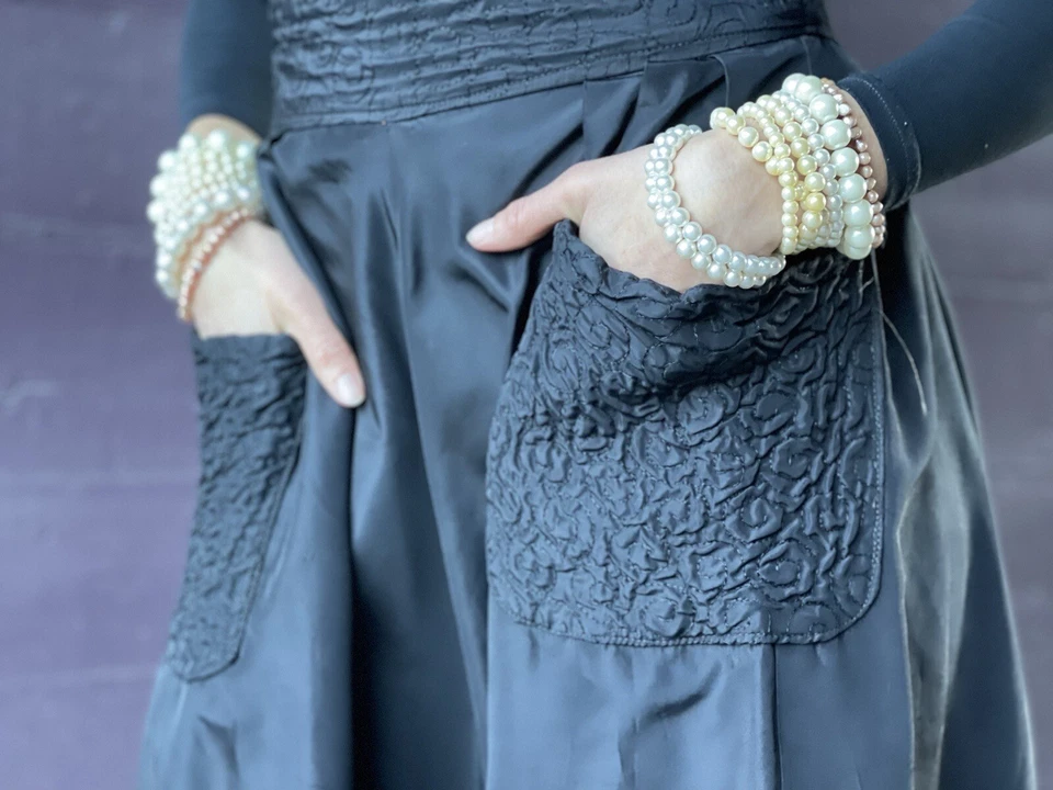 Falda circular negra vintage-satén-acolchada-desgaste nocturno-mediana-cintura 29-mediados de siglo Foto 2 de 4