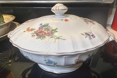 L. Bernardaud Co. Limoges LE Trianon Covered Veg Dish