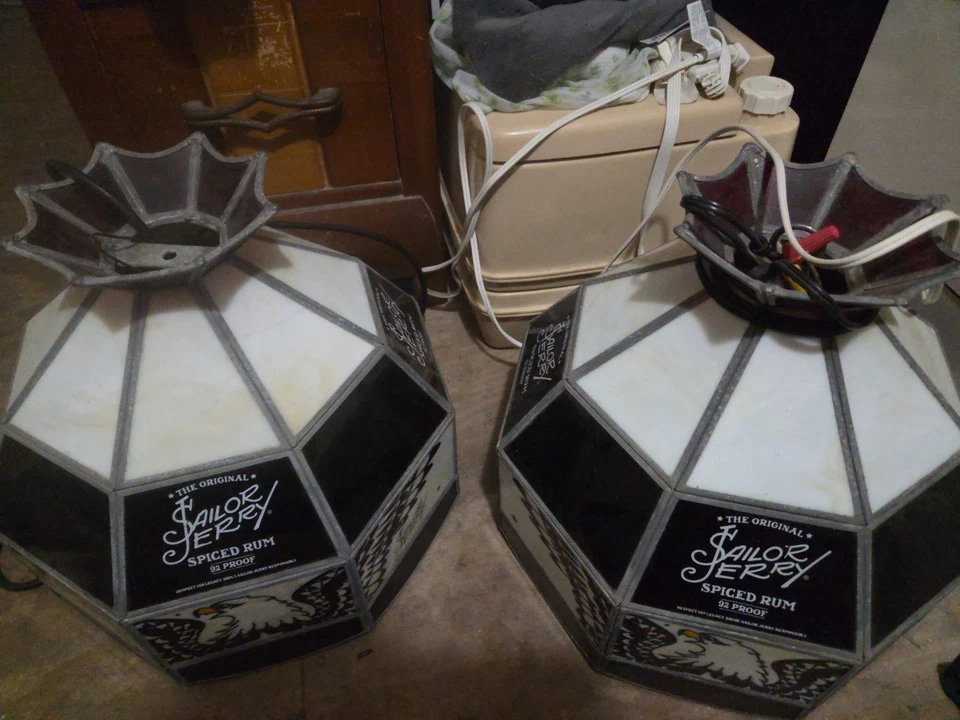 Juego de 2 luces colgantes Sailor Jerry rojas y blancas para interiores Foto 2 de 2