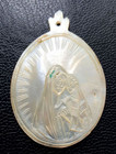 Belle médaille religieuse en nacre XVIIIe "Vierge à l'Enfant" Gravée main