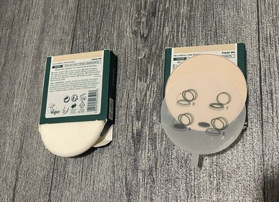 TAN 1N THE BODY SHOP TEA TREE FACE BASE GEPRESSTER PUDER FOUNDATION EINGESTELLT