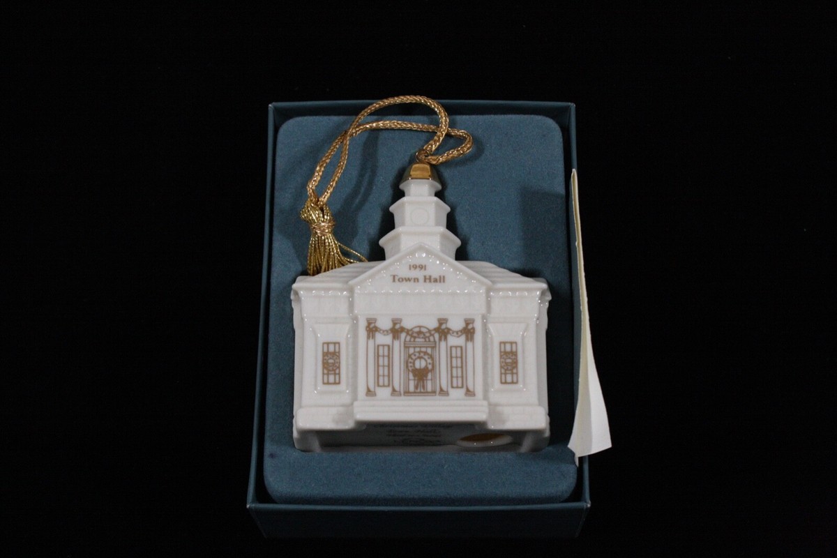RARE! VINTAGE 1991 ANNUAL LENOX CHRISTMAS VILLAGE TOWN HALL 