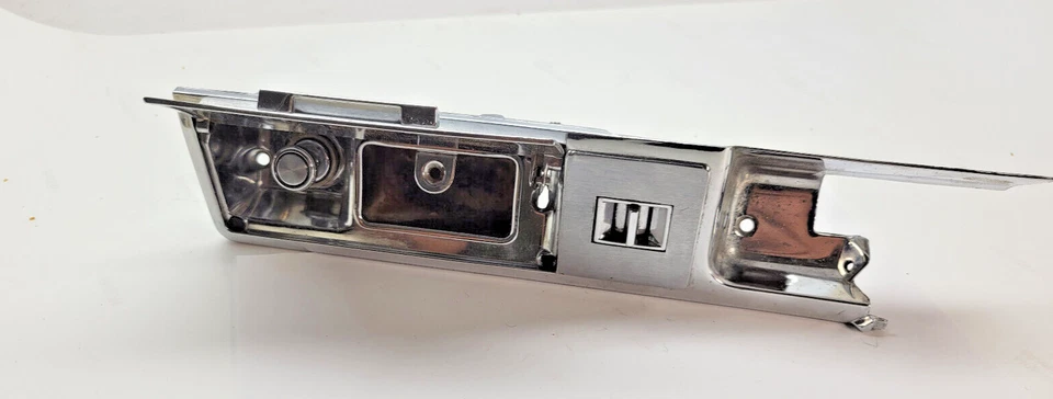 1967 CADILLAC FLEETWOOD RH REAR DOOR PANEL TRIM & ASHTRAY LIGHTER 9709756 - Image 4 of 4