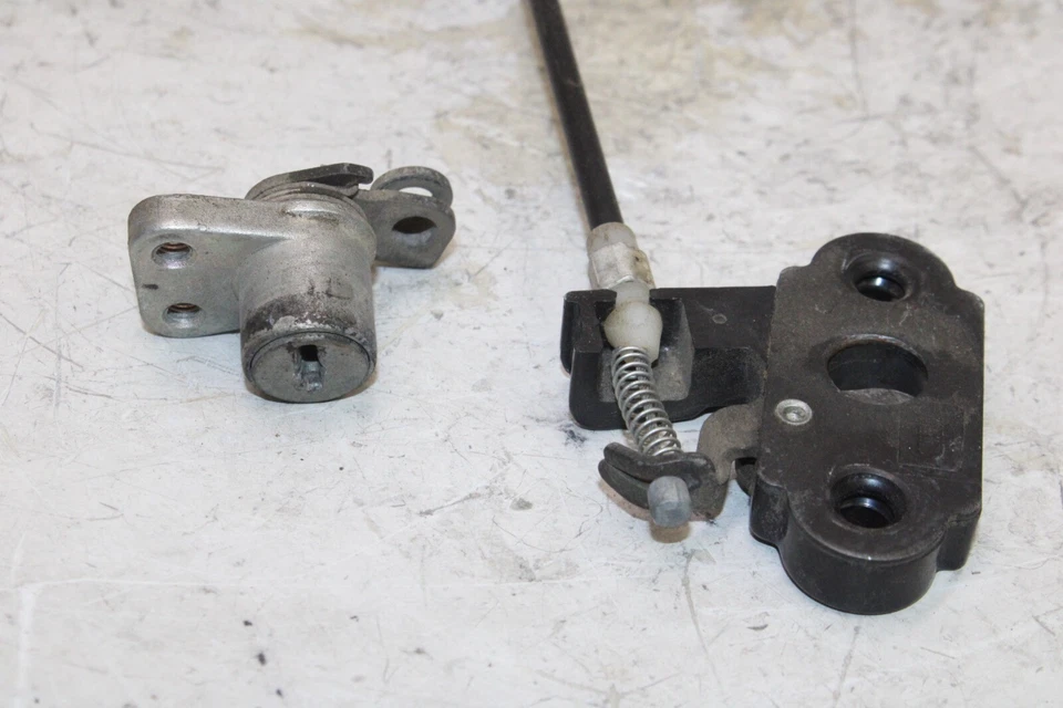 Kawasaki Ninja 250R Ex250J 2011 OEM bloqueo del asiento trasero! ¡Sin llave! Foto 2 de 4